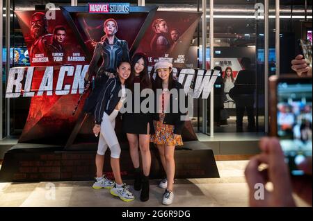 Hongkong, China. Juli 2021. Die Zuschauer posieren vor Disney's und Marvel Studios Filmbanner für die Vorführung des Films Black Widow, gespielt von Scarlett Johansson, in einem Kino in Hongkong. Kredit: SOPA Images Limited/Alamy Live Nachrichten Stockfoto