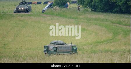 British Army Stormer Fahrzeug und ein Pinzgauer High-Mobility 6x6 6WD 6-Rad-Antrieb All-Terrain Utility Vehicle, Salisbury Plain UK Stockfoto