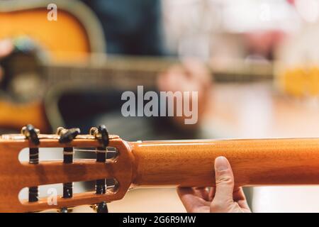 Hände einer Frau, die im Duett Gitarre spielt Stockfoto