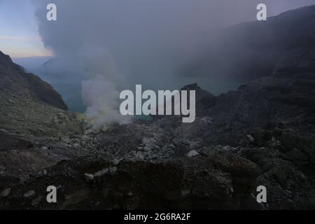 Blaue Flamme Ijen und Krater Vulkan Ost-Java Indonesien Stockfoto