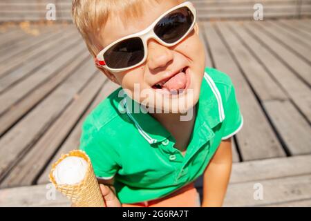 Verspielte Vorschulkinder mit Eiskegel mit Zunge Stockfoto