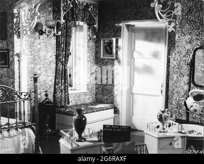 Set Reference Photo for Eliza Doolittle's Bedroom Set designed by CECIL BEATON for MY FAIR LADY 1964 Regisseur GEORGE CUKOR aus dem Broadway Musical nach dem Stück Pygmalion von George Bernard Shaw Drehbuch und Texten Alan Jay Lerner Musik Frederick Loewe Produktionsdesign und Kostüme Cecil Beaton Produzent Jack L. Warner Warner Bros Stockfoto