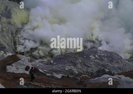 Blaue Flamme Ijen und Krater Vulkan Ost-Java Indonesien Stockfoto