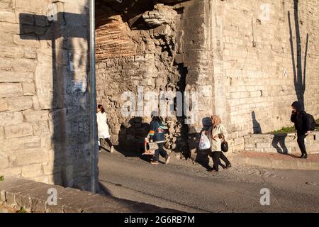 Istanbul, Türkei - 02-04-2017 : Yedikule Tor der historischen Stadtmauer, Istanbul Stockfoto