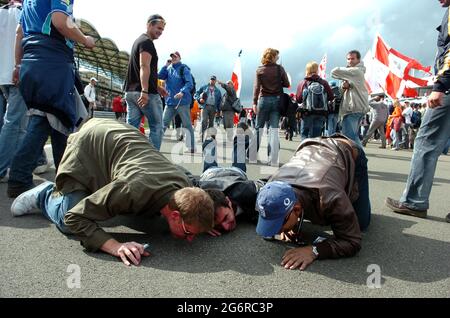 Formel-1-Rennfans, die beim Grand Prix von Ungarn 2006 die Strecke riechen Stockfoto