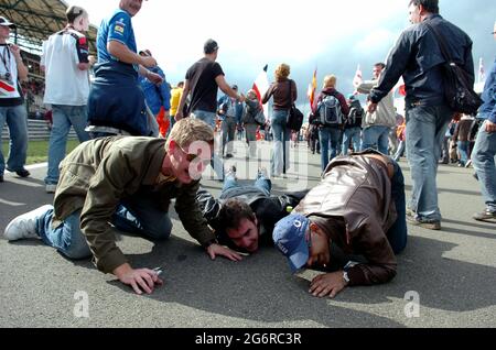 Formel-1-Rennfans, die beim Grand Prix von Ungarn 2006 die Strecke riechen Stockfoto