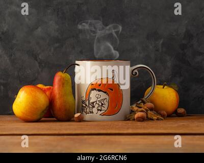 Kreative Halloween-Tag-Komposition mit Kaffeetasse, Früchten und Nüssen auf dunklem Hintergrund. Herbst Grußkarte Design, Feiertag Feier Social Media te Stockfoto