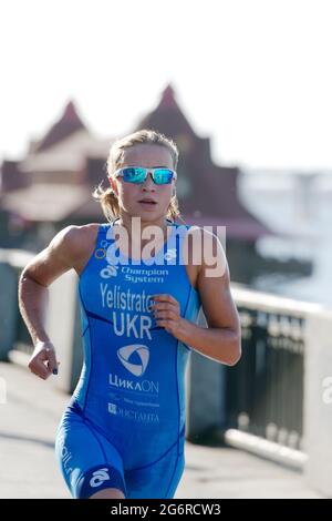 Dnepropetrovsk, Ukraine - 24. Mai 2014: Yuliya Yelistratova aus der Ukraine führt im ETU Sprint Triathlon European Cup Stockfoto