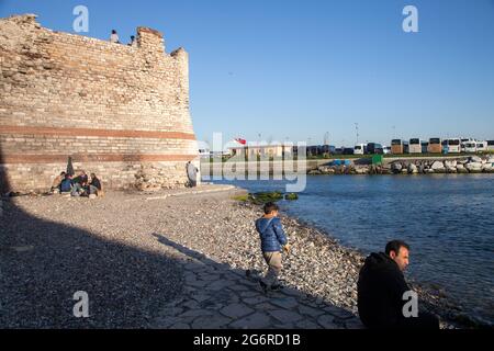 Istanbul, Türkei - 01-04-2017 : Seeseite der Istanbuler Stadtmauer im Stadtteil Samatya Stockfoto