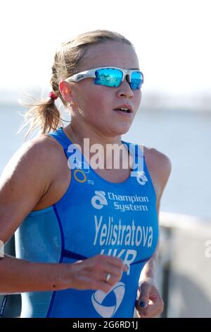 Dnepropetrovsk, Ukraine - 24. Mai 2014: Yuliya Yelistratova aus der Ukraine führt im ETU Sprint Triathlon European Cup Stockfoto