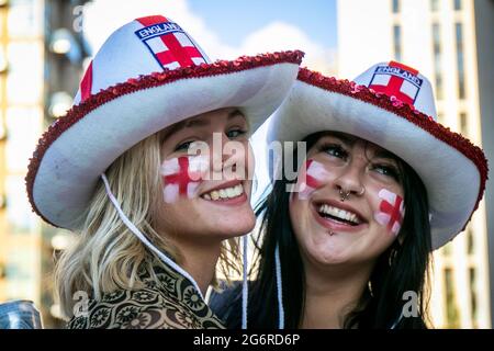 LONDON, ENGLAND, 07 2021. JULI, England-Fans vor dem Wembley-Stadion vor dem Halbfinalspiel von England gegen Dänemark im Halbfinale 2020 Credit: Lucy North/Alamy Live News Stockfoto