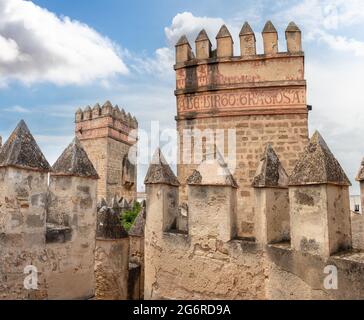 Zinnen und Türme der Burg von San Marcos, Castillo de San Marcos, die auf den Fundamenten einer Moschee errichtet wurden. Es wurde von König Alfonso X El Sa bestellt Stockfoto