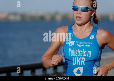 Dnepropetrovsk, Ukraine - 24. Mai 2014: Yuliya Yelistratova aus der Ukraine führt im ETU Sprint Triathlon European Cup Stockfoto