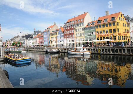 Kopenhagen, Dänemark. 08. Juli 2021, Lebensmittelreisen und Essen und Trine und Baot Crusing und Tourismus auf Nyhavn Kanal in der dänischen Hauptstadt. (Foto..Francis Stockfoto