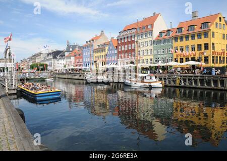 Kopenhagen, Dänemark. 08. Juli 2021, Lebensmittelreisen und Essen und Trine und Baot Crusing und Tourismus auf Nyhavn Kanal in der dänischen Hauptstadt. (Foto..Francis Stockfoto