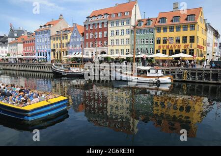 Kopenhagen, Dänemark. 08. Juli 2021, Lebensmittelreisen und Essen und Trine und Baot Crusing und Tourismus auf Nyhavn Kanal in der dänischen Hauptstadt. (Foto..Francis Stockfoto