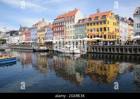 Kopenhagen, Dänemark. 08. Juli 2021, Lebensmittelreisen und Essen und Trine und Baot Crusing und Tourismus auf Nyhavn Kanal in der dänischen Hauptstadt. (Foto..Francis Stockfoto