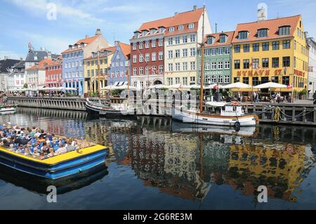 Kopenhagen, Dänemark. 08. Juli 2021, Lebensmittelreisen und Essen und Trine und Baot Crusing und Tourismus auf Nyhavn Kanal in der dänischen Hauptstadt. (Foto..Francis Stockfoto