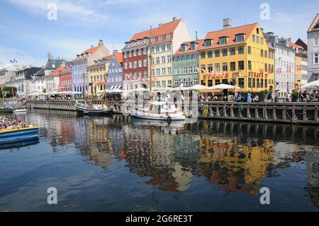 Kopenhagen, Dänemark. 08. Juli 2021, Lebensmittelreisen und Essen und Trine und Baot Crusing und Tourismus auf Nyhavn Kanal in der dänischen Hauptstadt. (Foto..Francis Stockfoto