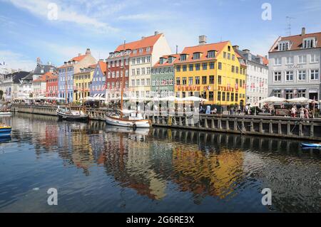 Kopenhagen, Dänemark. 08. Juli 2021, Lebensmittelreisen und Essen und Trine und Baot Crusing und Tourismus auf Nyhavn Kanal in der dänischen Hauptstadt. (Foto..Francis Stockfoto