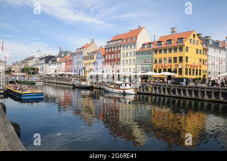 Kopenhagen, Dänemark. 08. Juli 2021, Lebensmittelreisen und Essen und Trine und Baot Crusing und Tourismus auf Nyhavn Kanal in der dänischen Hauptstadt. (Foto..Francis Stockfoto