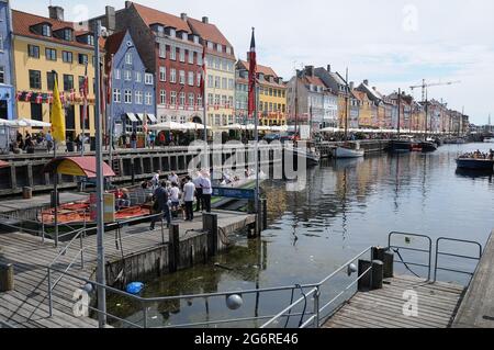 Kopenhagen, Dänemark. 08. Juli 2021, Lebensmittelreisen und Essen und Trine und Baot Crusing und Tourismus auf Nyhavn Kanal in der dänischen Hauptstadt. (Foto..Francis Stockfoto