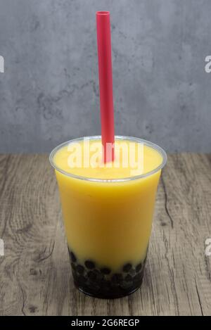 Smoothie mit Mango-Geschmack und süßen Tapioca boba-Kugeln am Boden der Tasse für den Geschmack. Stockfoto