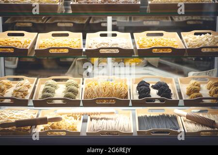 Frische Pasta. Hausgemachte italienische Pasta aus frischen Zutaten, Eiern und Weizenmehl in einem Café-Fenster. Hochwertige Fotos Stockfoto