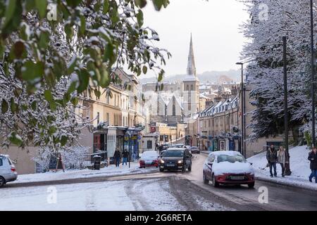 BATH, VEREINIGTES KÖNIGREICH - DECEMBER 18, 2010 : Claverton Street in Widcombe im Winter mit schneebedeckten Gebäuden. Stockfoto