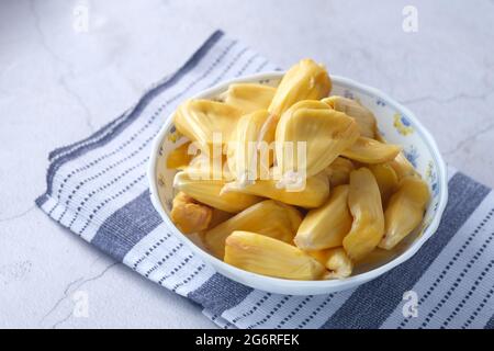 Draufsicht auf die Scheibe der Jackfruits in einer Schüssel auf dem Tisch. Stockfoto