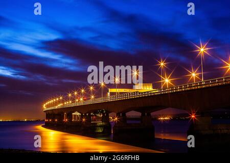 Die Severn Road Bridge, die von England nach Wales in Großbritannien führt, wurde kurz nach Sonnenuntergang aufgenommen Stockfoto