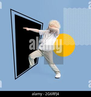 Kunstcollage. Ein kleiner Albino-Junge tritt in ein schwarzes Quadrat auf grauem Hintergrund ein. Linien und Wellen, geometrische Formen. Stockfoto