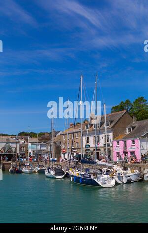 Boote und Gebäude im Hafen von Padstow an einem warmen, sonnigen Tag in Padstow, Cornwall, Großbritannien, im Juni Stockfoto