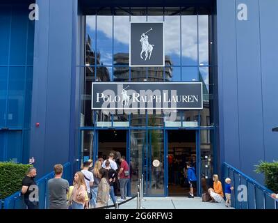 Roermond, Niederlande - 1. Juli. 2021: Blick auf die blaue Fassade des Polo ralph lauren Fashion Store mit Schlange von Menschen vor dem Eingang Stockfoto