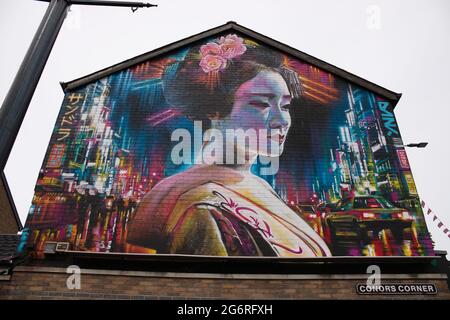 Geisha Mural Art von Dan Kitchener an der Ecke Northumberland Street und Shankill Road, Belfast 2021 Stockfoto