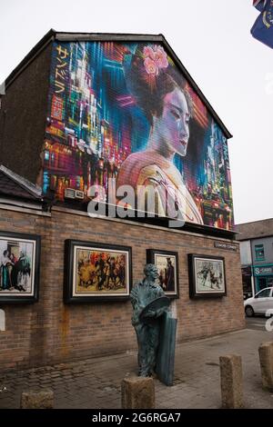 Geisha Mural Art von Dan Kitchener an der Ecke Northumberland Street und Shankill Road, Belfast 2021 Stockfoto