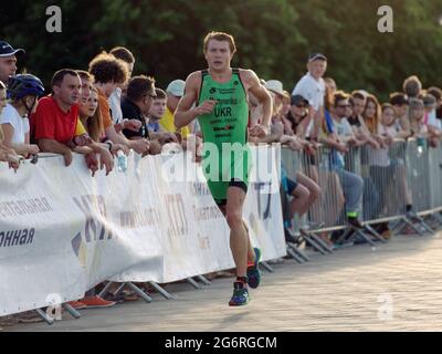 Dnepropetrovsk, Ukraine - 24. Mai 2014: Yegor Martynenko, Ukraine, führend beim ETU Sprint Triathlon European Cup. Schließlich belegte Martynenko den 1. Platz in diesem Wettbewerb Stockfoto