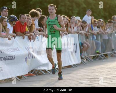 Dnepropetrovsk, Ukraine - 24. Mai 2014: Yegor Martynenko, Ukraine, führend beim ETU Sprint Triathlon European Cup. Schließlich belegte Martynenko den 1. Platz in diesem Wettbewerb Stockfoto