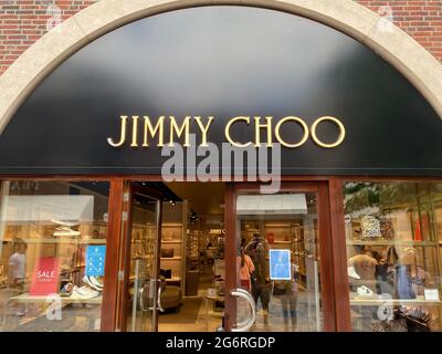 Roermond, Niederlande - 1. Juli. 2021: Blick auf die Ladenfassade mit Logo-Schriftzug von jimmy Choo Designerschuhen (Fokus auf Mitte des unteren Drittels) Stockfoto