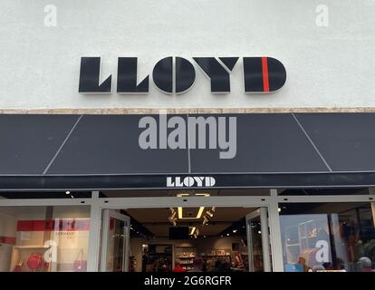 Roermond, Niederlande - 1. Juli. 2021: Blick auf die Ladenfassade mit Logo-Schriftzug der Firma lloyd Schuhe Stockfoto