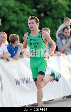 Dnepropetrovsk, Ukraine - 24. Mai 2014: Yegor Martynenko, Ukraine, führend beim ETU Sprint Triathlon European Cup. Schließlich belegte Martynenko den 1. Platz in diesem Wettbewerb Stockfoto