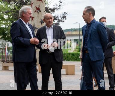 Schengen, Luxemburg. Juli 2021. Die Außenminister Jean Asselborn (l-r, Luxemburg), Jean-Yves Le Drian (Frankreich) und Heiko Maas (Deutschland, SPD) diskutieren vor dem Schengen-Museum. Quelle: Harald Tittel/dpa/Alamy Live News Stockfoto