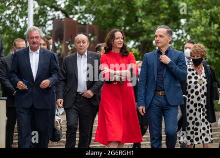 Schengen, Luxemburg. Juli 2021. Die Außenminister Jean Asselborn (l-r, Luxemburg) und Jean-Yves Le Drian (Frankreich) gehen mit der Schauspielerin Christine Neubauer und dem Bundesaußenminister Heiko Maas (SPD) ins Schengen-Museum. Quelle: Harald Tittel/dpa/Alamy Live News Stockfoto