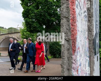 Schengen, Luxemburg. Juli 2021. Die Außenminister Jean Asselborn (l-r, Luxemburg), Jean-Yves Le Drian (Frankreich) und Heiko Maas (Deutschland, SPD) gehen mit der Schauspielerin Christine Neubauer ins Schengen-Museum. Quelle: Harald Tittel/dpa/Alamy Live News Stockfoto