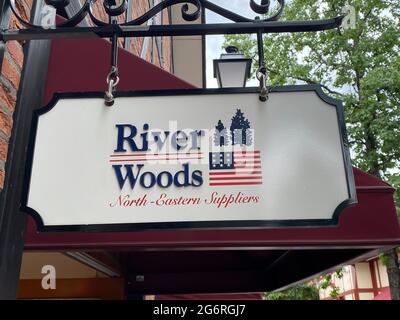 Roermond, Niederlande - 1. Juli. 2021: Blick auf die Ladenfassade mit Logo-Schriftzug des River Woods Modelabels Stockfoto