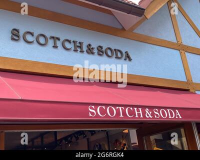 Roermond, Niederlande - 1. Juli. 2021: Blick auf die Ladenfassade mit Logo-Schriftzug des Scotch- und Soda-Fashion-Unternehmens Stockfoto