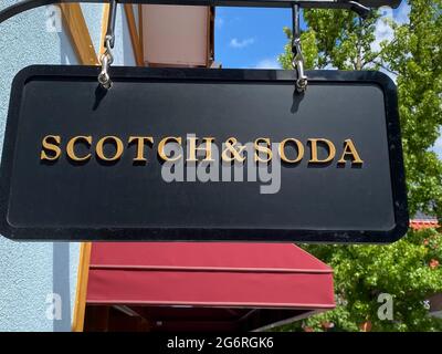 Roermond, Niederlande - 1. Juli. 2021: Blick auf die Ladenfassade mit Logo-Schriftzug des Scotch- und Soda-Fashion-Unternehmens Stockfoto