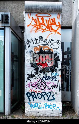 Graffiti-bedeckte Wandfarment vor dem Checkpoint Charlie Museum in Mitte, Berlin, Deutschland Stockfoto