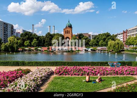 Engelbecken, Rosengarten und Michaelskirche an der Grenze zwischen Mitte und Kreuzberg in Berlin, Deutschland Stockfoto