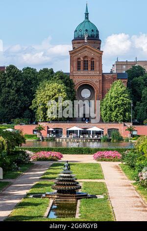 Engelbecken, Rosengarten, Indischer Brunnen und Michaelskirche an der Grenze zwischen Mitte und Kreuzberg in Berlin, Deutschland Stockfoto